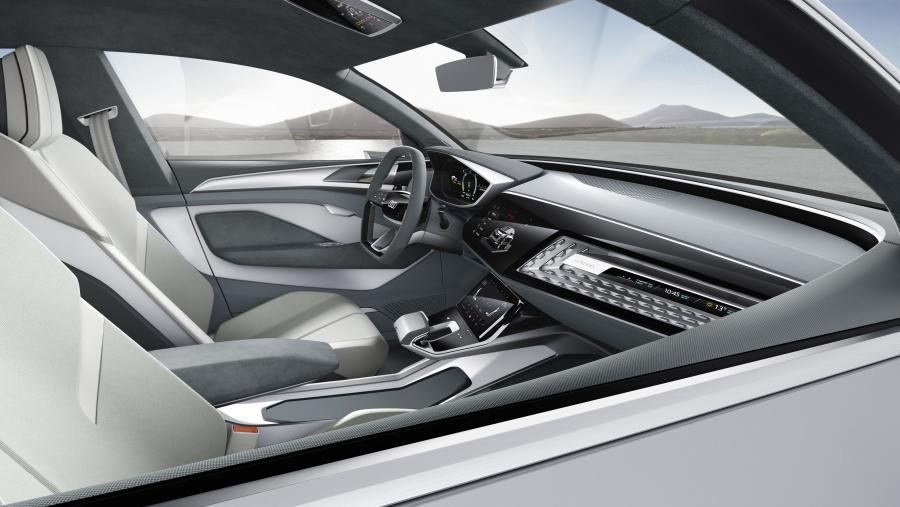 Интерьер Audi e-tron Sportback Concept 2017 года  (фото 31 из 35)